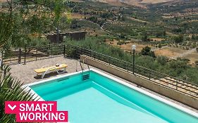 Casale degli Ulivi con piscina by Wonderful Italy